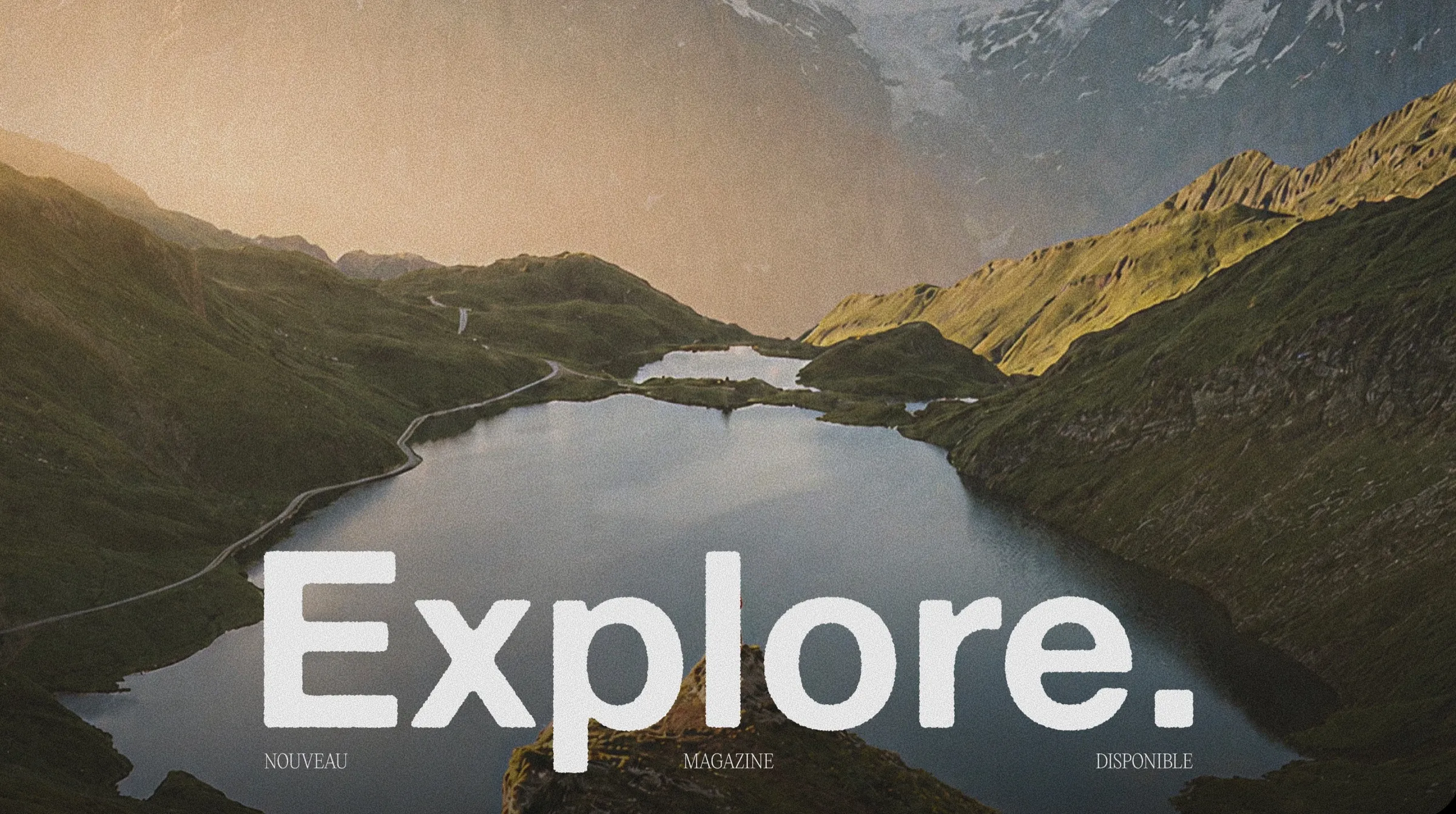 Page d’accueil du magazine Explore : le mot « Explore. » en très grand par-dessus une photographie de lac de montagne