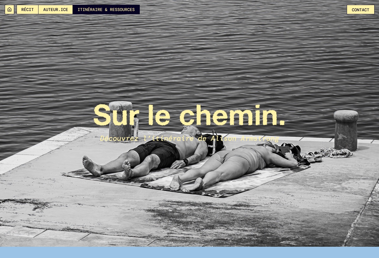 Entrée de la page Itinéraire, titre « Sur le chemin. » en jaune sur une photographie noir et blanc de baigneurs sur un quai
