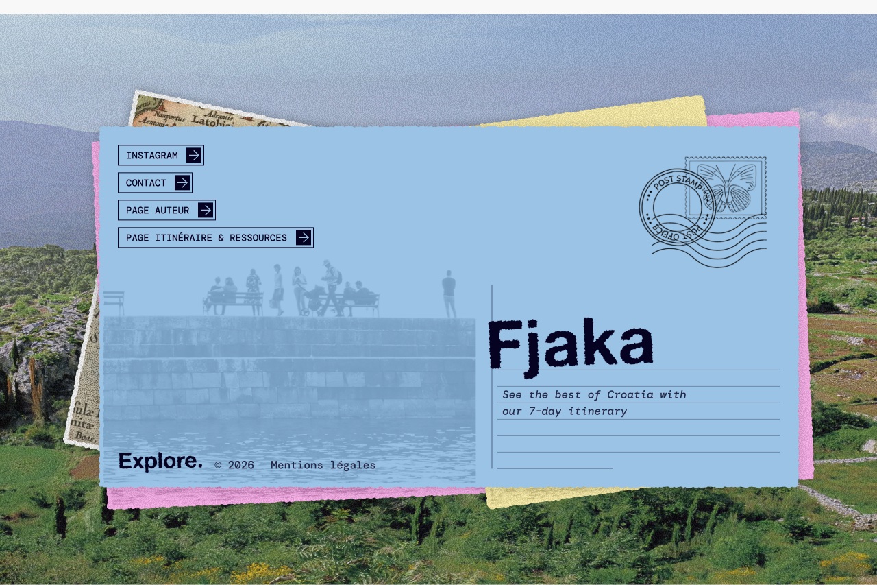 Pied de page en forme de carte postale bleue tamponnée, titre « Fjaka », posée sur une photographie de paysage